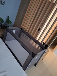 塞萨洛尼基marizas luxury suites #2的房间里的一张床的密闭