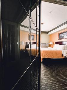 欣顿辛顿品质套房酒店 的酒店客房的床铺配有橙色床单