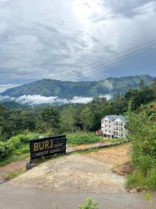 蒙纳MUNNAR MISTY BLOW的路旁的标志,有建筑物