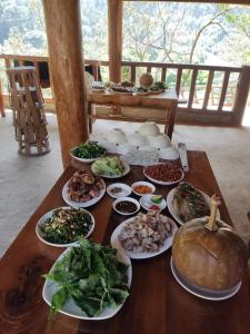 Ye Yen Sun CayA Hòa Homestay的一张桌子上放着许多盘子的食物