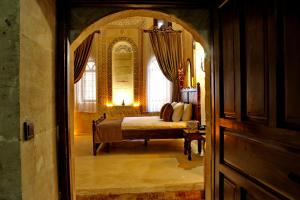 马尔丁HH Babil Konağı的一间卧室设有一张床和一个大窗户