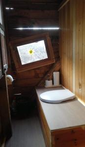 希希崆Panorama Jurte über dem Uri-See B的一间带卫生间和窗户的小浴室