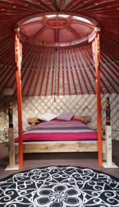 希希崆Panorama Jurte über dem Uri-See B的圆顶帐篷内的一张木架床