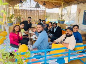 斋沙默尔Jaisalmer Hostel Crowd的一群人在一个房间里摆着一张照片