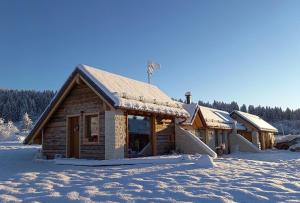 阿夏戈AL SOGNO的雪中雪屋的小木屋