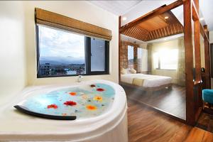加德满都Woodapple Hotel and Spa的浴室配有带鲜花的浴缸。