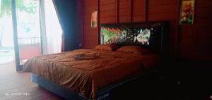 TapokrengRaflow Resort Raja Ampat的一间卧室配有一张带棕色棉被的床