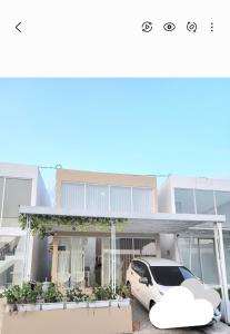 日惹BnB House Villa Jogja的停在房子前面的白色汽车