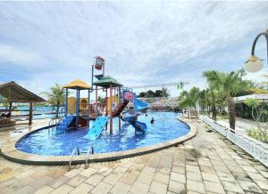 日惹BnB House Villa Jogja的一个带滑梯和滑梯的大型水上公园