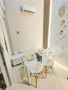 日惹BnB House Villa Jogja的一间带桌子和两把椅子的用餐室