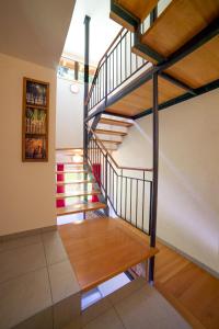 Salvan索达内勒公寓的一座铺有木地板的房屋内的螺旋楼梯