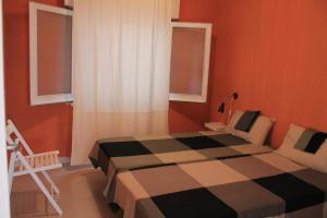 Agradable apartamento en Playa La Pineda (Tarragona)客房内的一张或多张床位