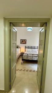 墨西拿Civico 43的通往卧室的开放式门,卧室配有床