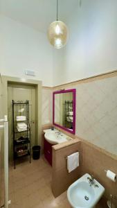 墨西拿Civico 43的一间带水槽和镜子的浴室
