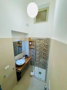 墨西拿Civico 43的一间带水槽和玻璃淋浴的浴室
