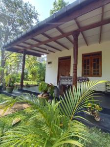 锡吉里亚Sigiriya Hillside View Villa的前院带凉棚的房子