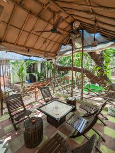 阿姆波尔Nature of Arambol的庭院配有桌椅和遮阳伞。