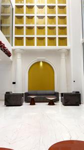拉杰果德Pride Resort, Rajkot的大厅,在大楼里设有沙发和桌子