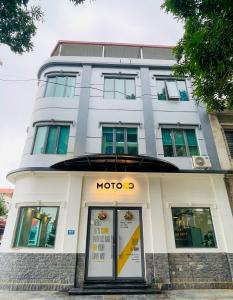 Sóc SơnMOTOGO Hostel的前面有摩托罗拉标志的建筑