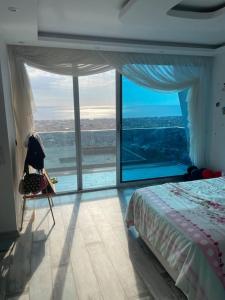 阿拉尼亚Villa, Alanya, Antalya的一间卧室设有一张床和一个大型玻璃窗