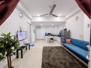 Kota BharuSkyHome @ D'Perdana Kota Bharu的客厅配有蓝色的沙发和电视