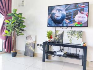 Kota BharuSkyHome @ D'Perdana Kota Bharu的客厅设有壁挂式平面电视。