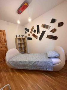 门德里西奥Rancate charme apartment的一间卧室配有一张床和一堵磁铁墙