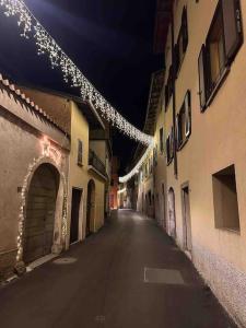 门德里西奥Rancate charme apartment的空洞的小巷,上面挂着圣诞灯