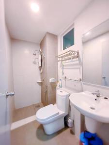 Kota BharuSkyHome @ D'Perdana Kota Bharu的浴室配有白色卫生间和盥洗盆。