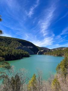 CañizaresLA COLMENA的山中的一个大型湖泊