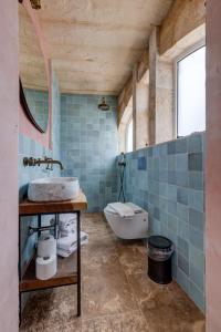 卢加Talbot House by Talbot & Bons的一间带水槽、浴缸和卫生间的浴室
