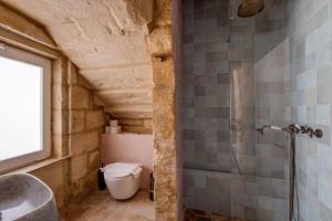 卢加Talbot House by Talbot & Bons的浴室配有卫生间、盥洗盆和淋浴。