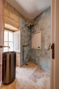 卢加Talbot House by Talbot & Bons的浴室设有淋浴和垃圾桶