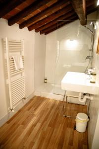 维罗纳Pietra di Verona Residenza的浴室配有白色水槽和淋浴。