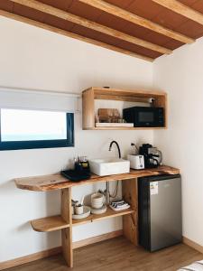何塞伊格纳西奥Casa Franca的厨房配有木制柜台和冰箱。