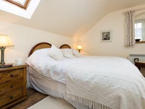 Cherington1 bed in Shipston-on-Stour CC011的一间卧室配有带白色床单和枕头的床。