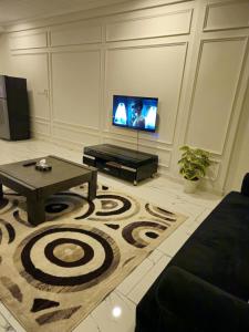 拉瓦尔品第Aesthetic Scenic Luxurious Apartment - Bahria Heights的客厅配有桌子和电视