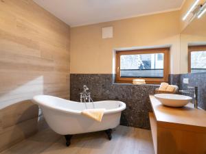 瓦德林高山玫瑰公寓的浴室配有白色浴缸和水槽