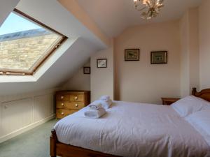 比德内尔2 Bed in Beadnell 66483的一间卧室设有一张大床和窗户