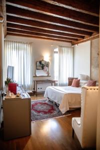 维罗纳Pietra di Verona Residenza的卧室配有1张床、1张桌子和1把椅子