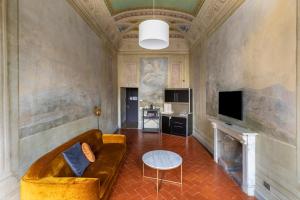 佛罗伦萨numa I Felice Rooms & Apartments的带沙发和壁炉的客厅