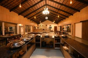 AnnavaramSpree One Resort And Convention Annavaram的柜台上设有许多锅碗瓢盆的大厨房