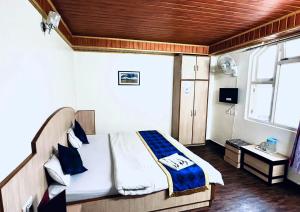甘托克Dhe Kyi Khang by Magwave Hotels-100 Mts from MG Marg的一间带床的卧室,位于带窗户的房间内