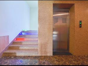 乌代浦Mangal Residency Rooftop Pool的楼梯,楼梯,大楼有自动扶梯和电梯