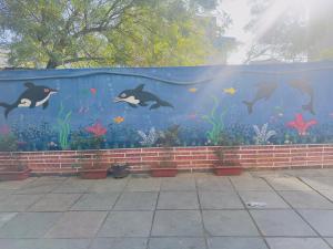 乌代浦Mangal Residency Rooftop Pool的墙上的鲸鱼和鱼壁画