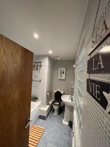 利物浦Cornwallis 1 bedroomed 2 beds- sleeps 5- FREE Parking的浴室配有卫生间、浴缸和水槽。