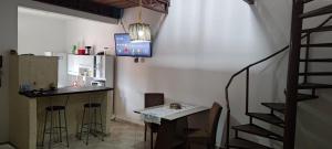 圣塞巴斯蒂安Casa da árvore na praia的一间厨房,内设柜台和酒吧