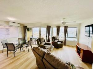 UranganMarinaView Unit 24 - Break Free Resort- 2 Bedroom Self Contained的客厅配有沙发和桌子