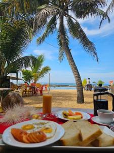 贝鲁沃勒Paradise Garden Beruwala的海滩上一张带食物盘的桌子