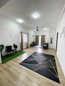 丹那拉打Aira Muslim's Homestay的客厅铺有黑色和黄色地毯。
